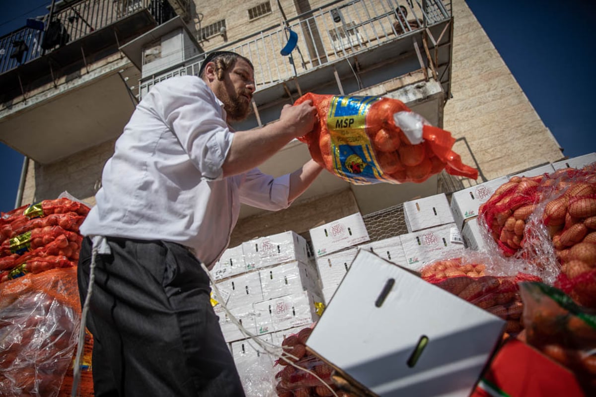 חלוקת 'קמחא דפסחא' במאה שערים