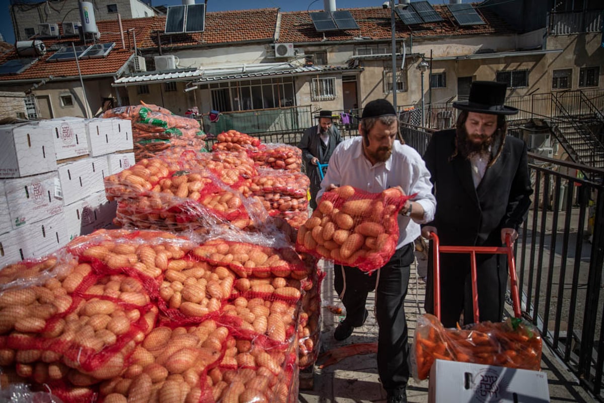 חלוקת 'קמחא דפסחא' במאה שערים