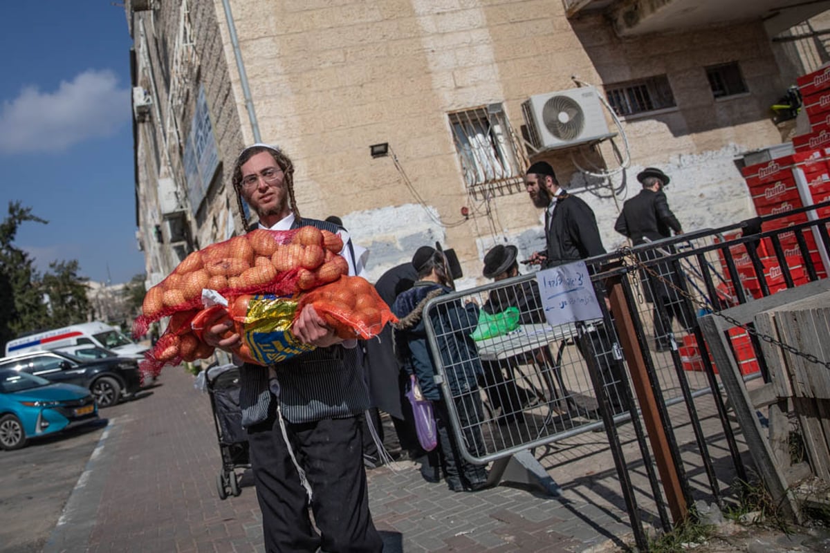 חלוקת 'קמחא דפסחא' במאה שערים