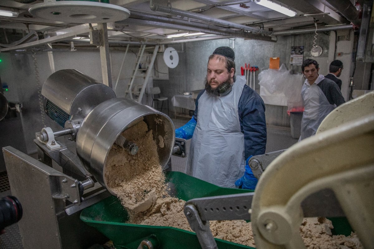 שלב אחר שלב: צלם 'כיכר' תיעד את שלבי הכנת מצות מכונה