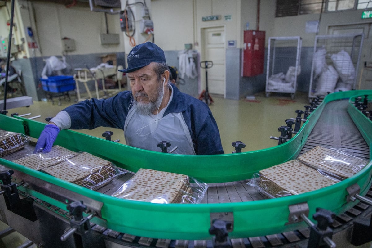 שלב אחר שלב: צלם 'כיכר' תיעד את שלבי הכנת מצות מכונה