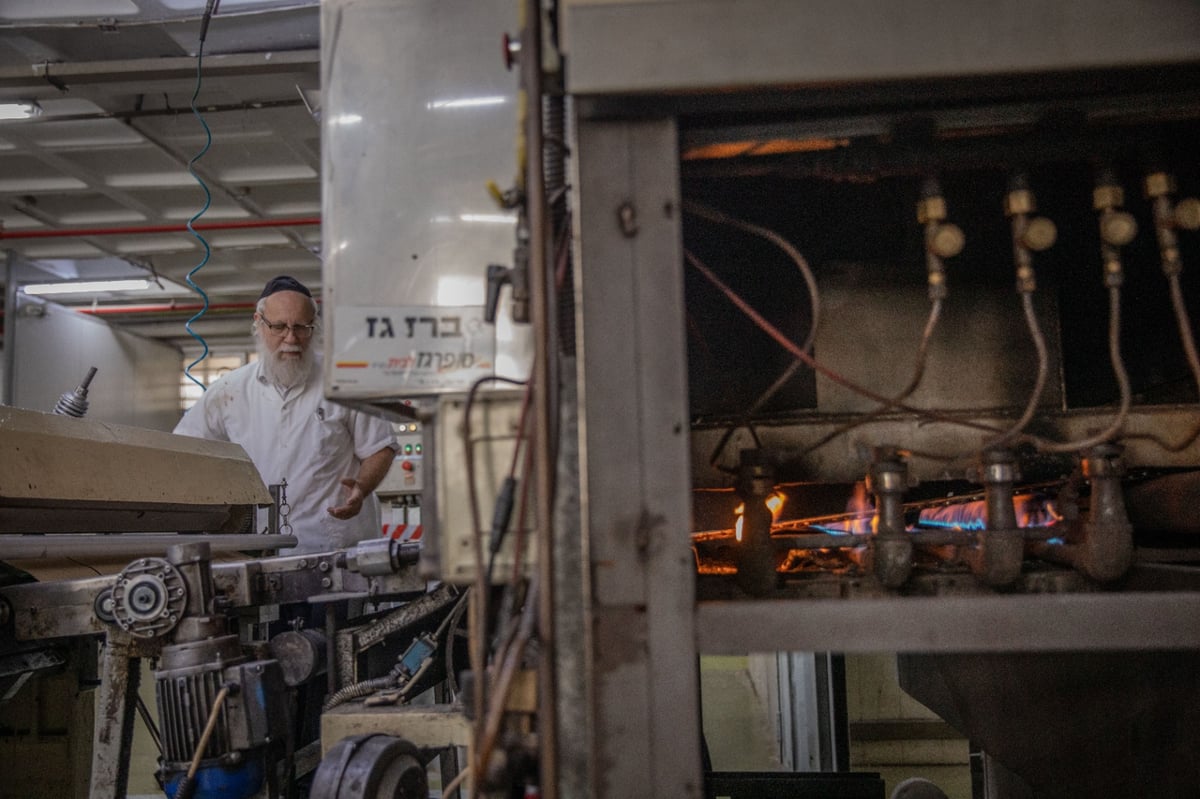 שלב אחר שלב: צלם 'כיכר' תיעד את שלבי הכנת מצות מכונה