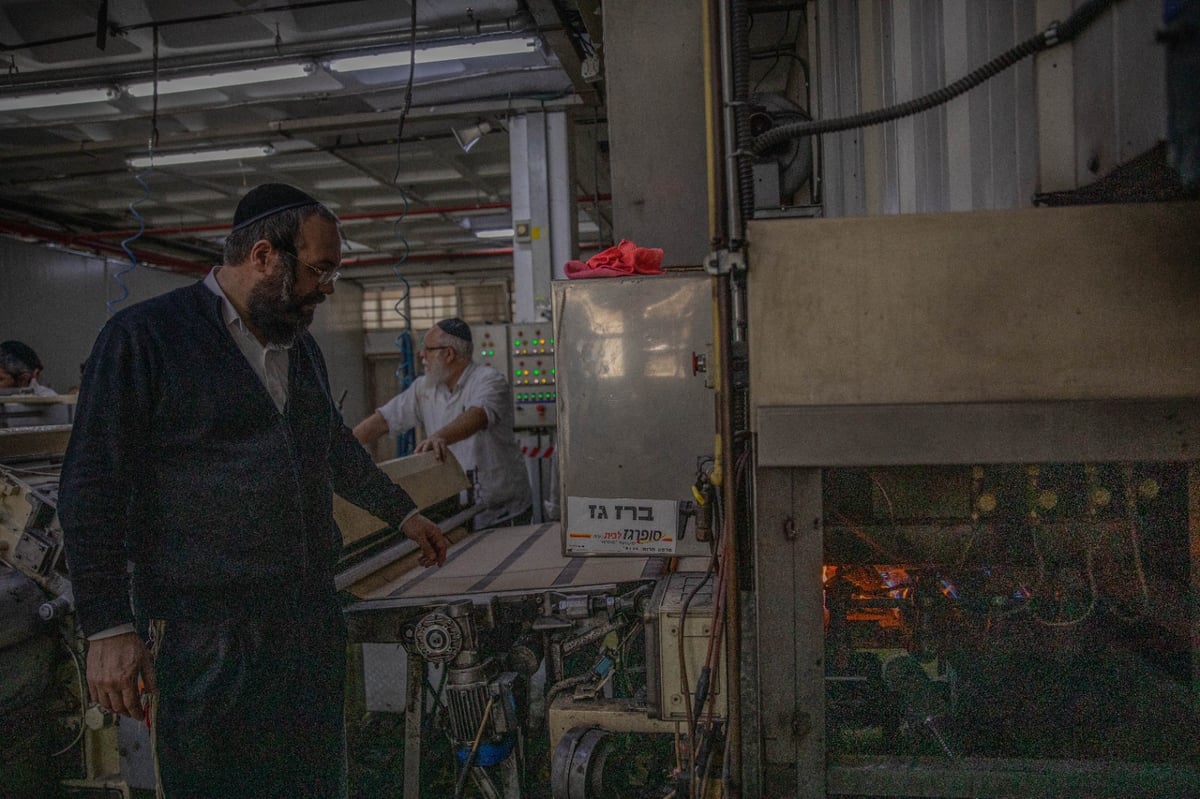 שלב אחר שלב: צלם 'כיכר' תיעד את שלבי הכנת מצות מכונה