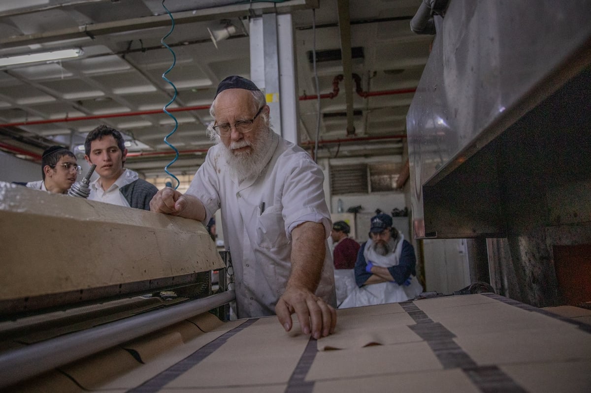 שלב אחר שלב: צלם 'כיכר' תיעד את שלבי הכנת מצות מכונה