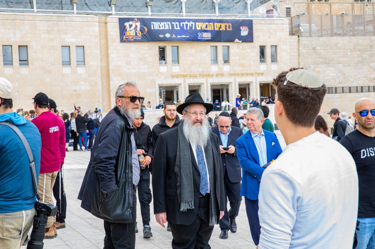 עד 121: כך חגגו בר מצווה לילדים יתומים בכותל | תיעוד