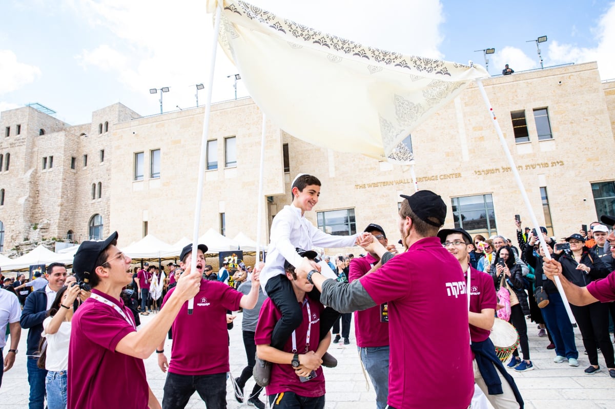 עד 121: כך חגגו בר מצווה לילדים יתומים בכותל | תיעוד