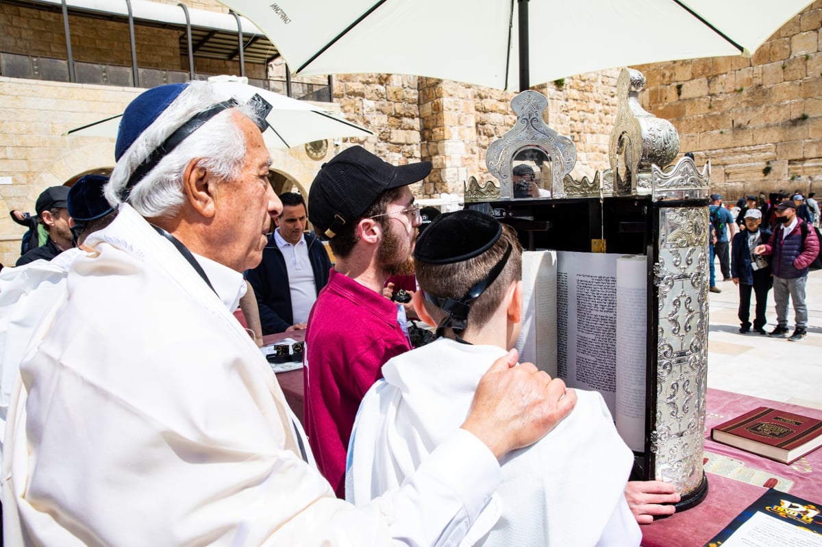 עד 121: כך חגגו בר מצווה לילדים יתומים בכותל | תיעוד