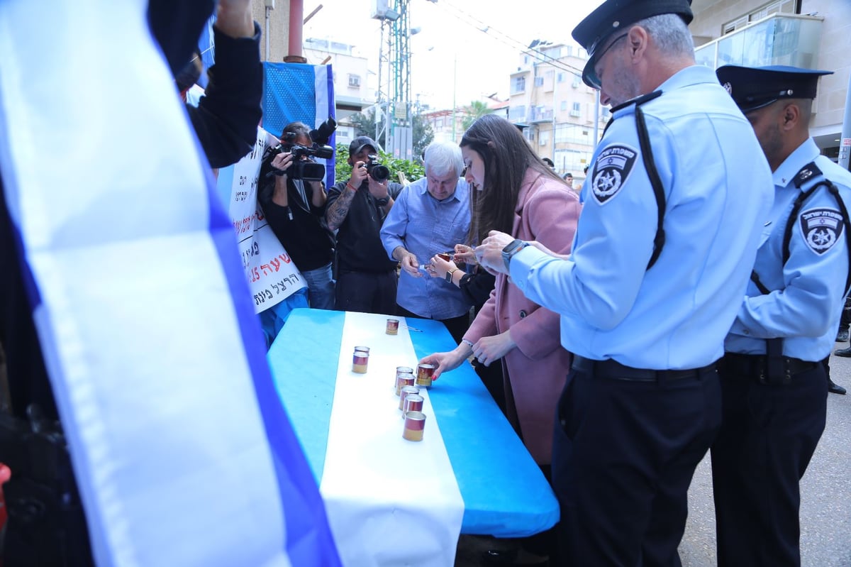 בזירת הרצח: טקס נערך לזכרו של השוטר אמיר חורי הי"ד