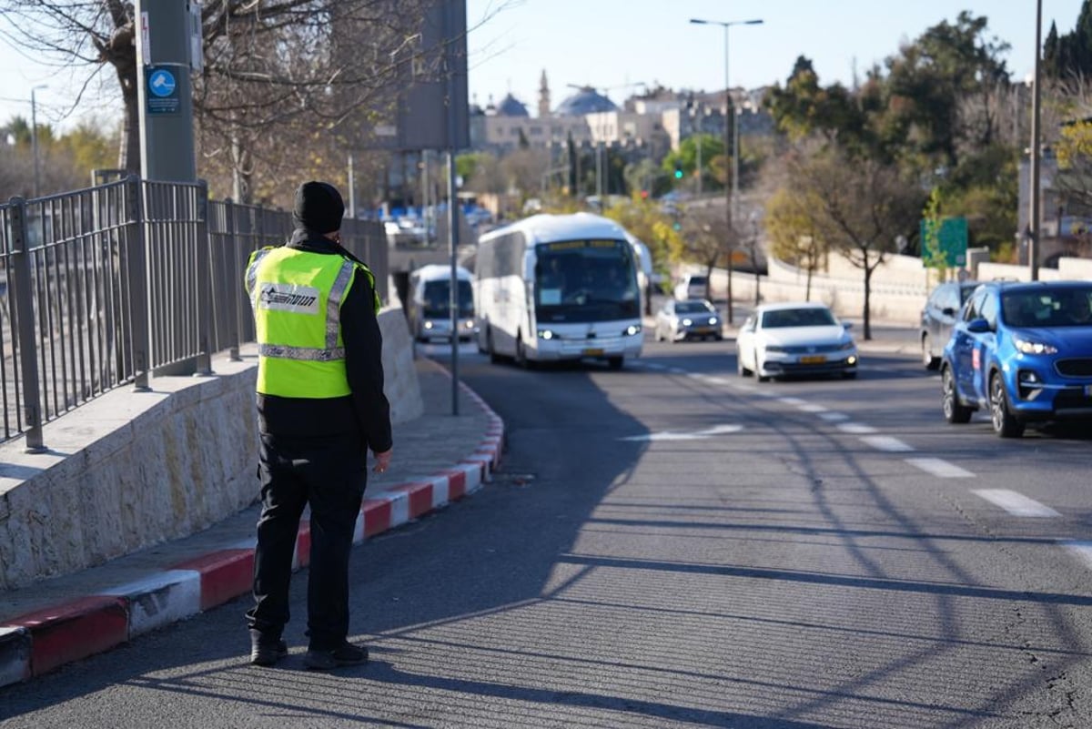 השוטרים עצרו חשודים שהניפו דגל של ארגון טרור בהר הבית