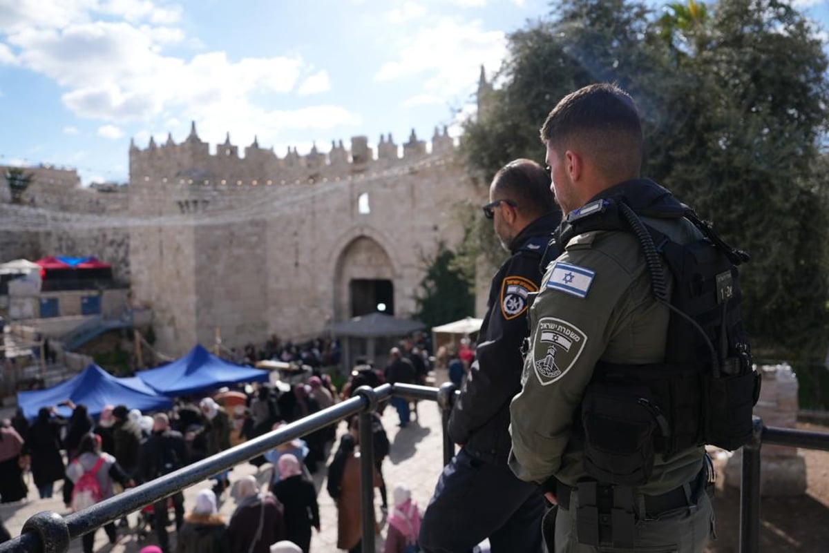 השוטרים עצרו חשודים שהניפו דגל של ארגון טרור בהר הבית