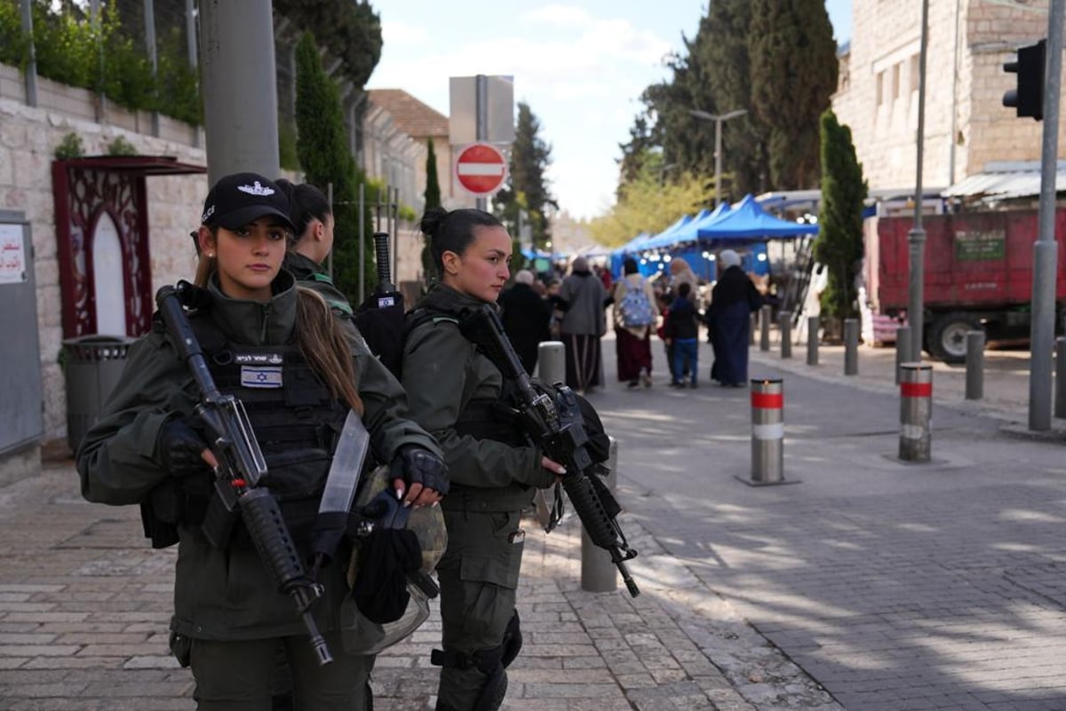 השוטרים עצרו חשודים שהניפו דגל של ארגון טרור בהר הבית