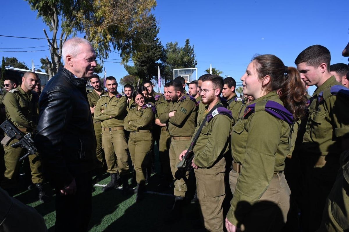 שר הביטחון ב'הרמת כוסית': "אנו נמצאים במתיחות בכל הגזרות"