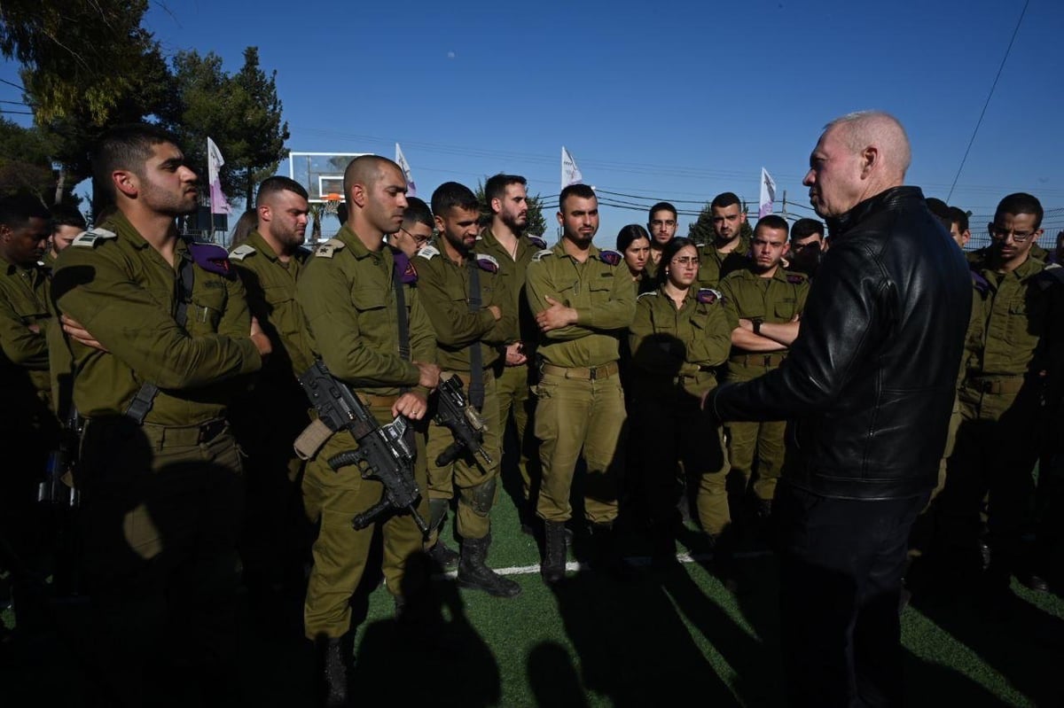 שר הביטחון ב'הרמת כוסית': "אנו נמצאים במתיחות בכל הגזרות"