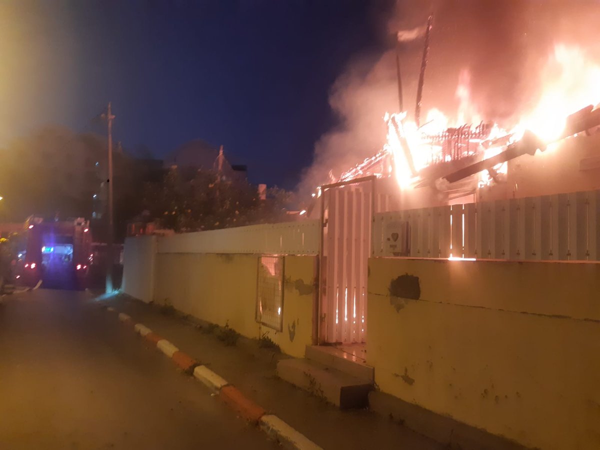 שתי דירות עלו באש יחד בפתח תקווה | תיעוד