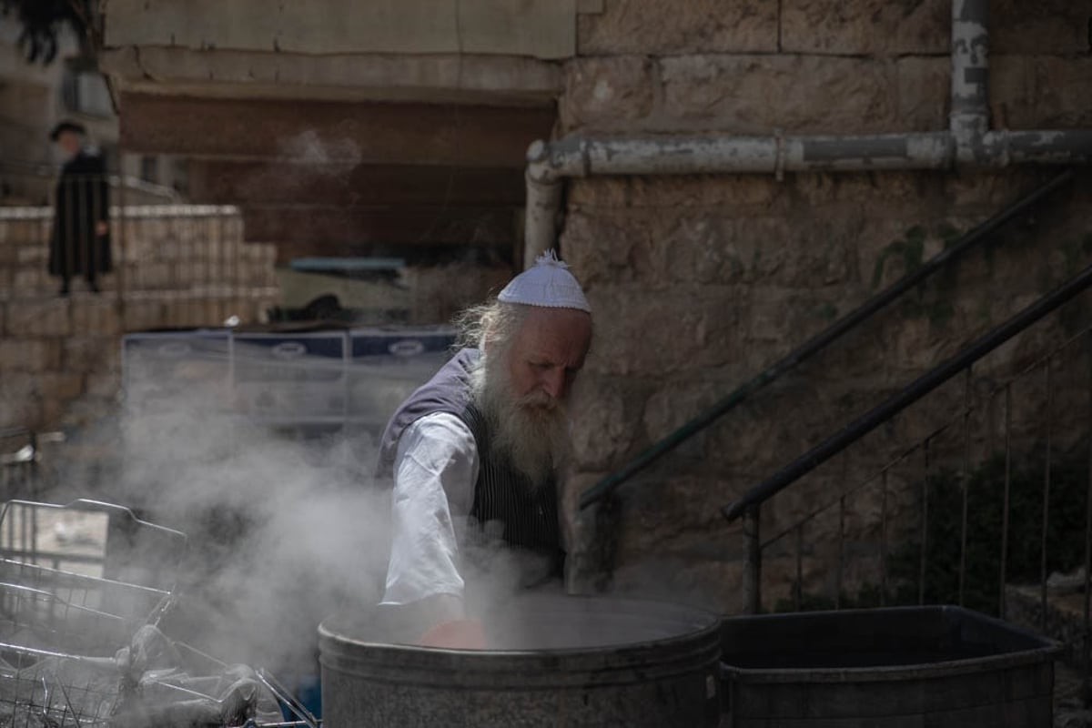 מצות, טחינת קמח, כביסות והגעלת כלים | תיעוד ממאה שערים