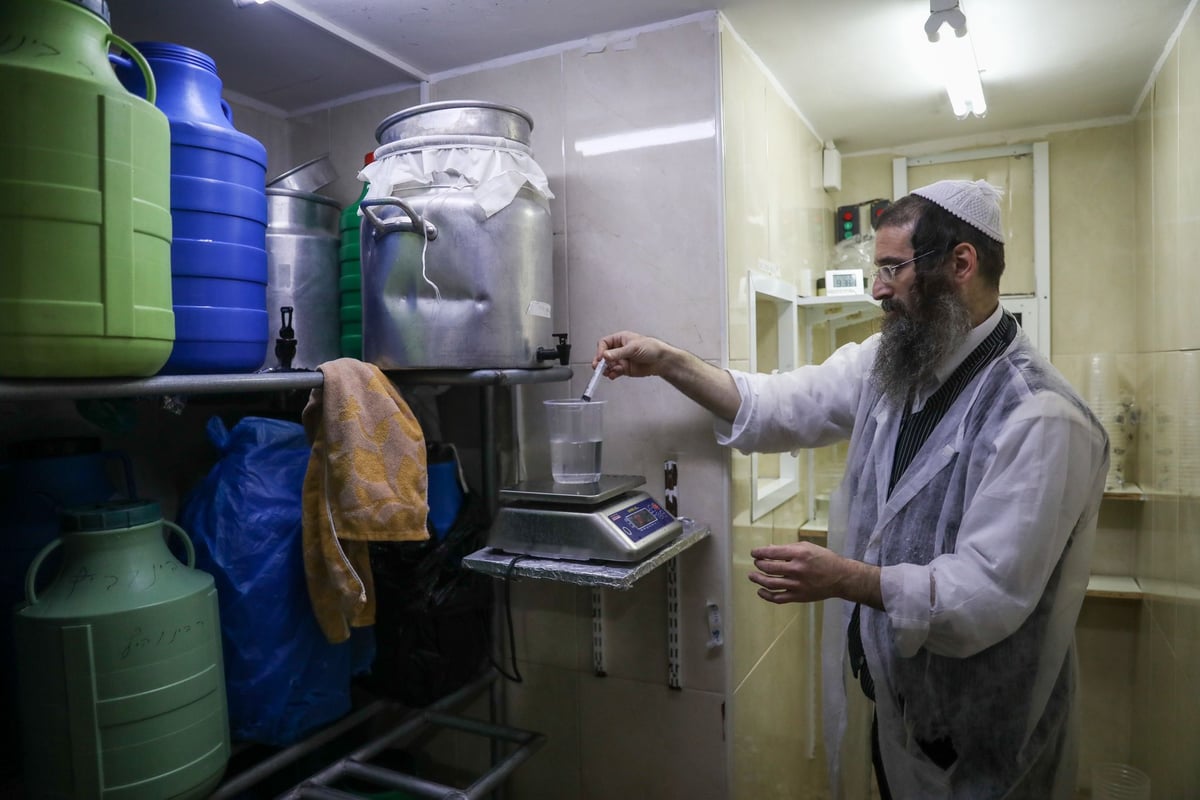 מצות, טחינת קמח, כביסות והגעלת כלים | תיעוד ממאה שערים