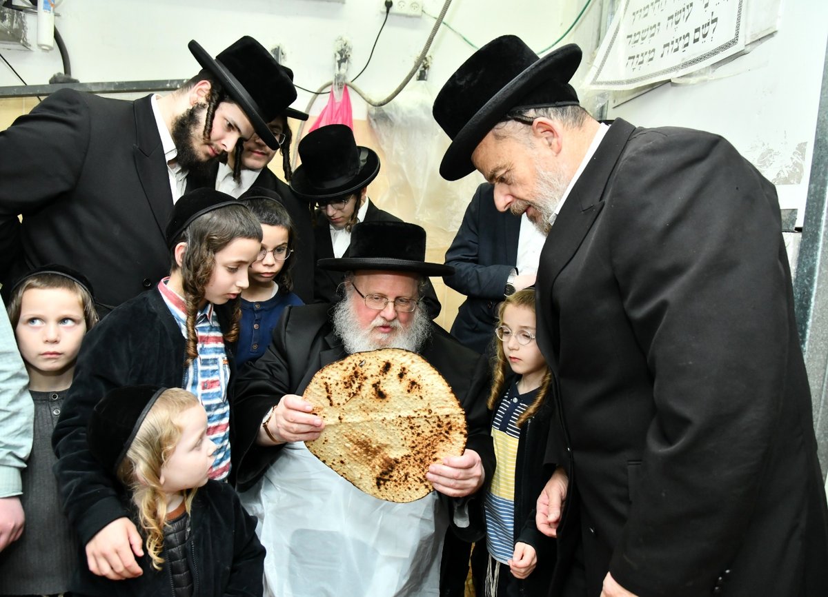 לכבוד פסח: האדמו"ר מסאסוב באפיית מצות 