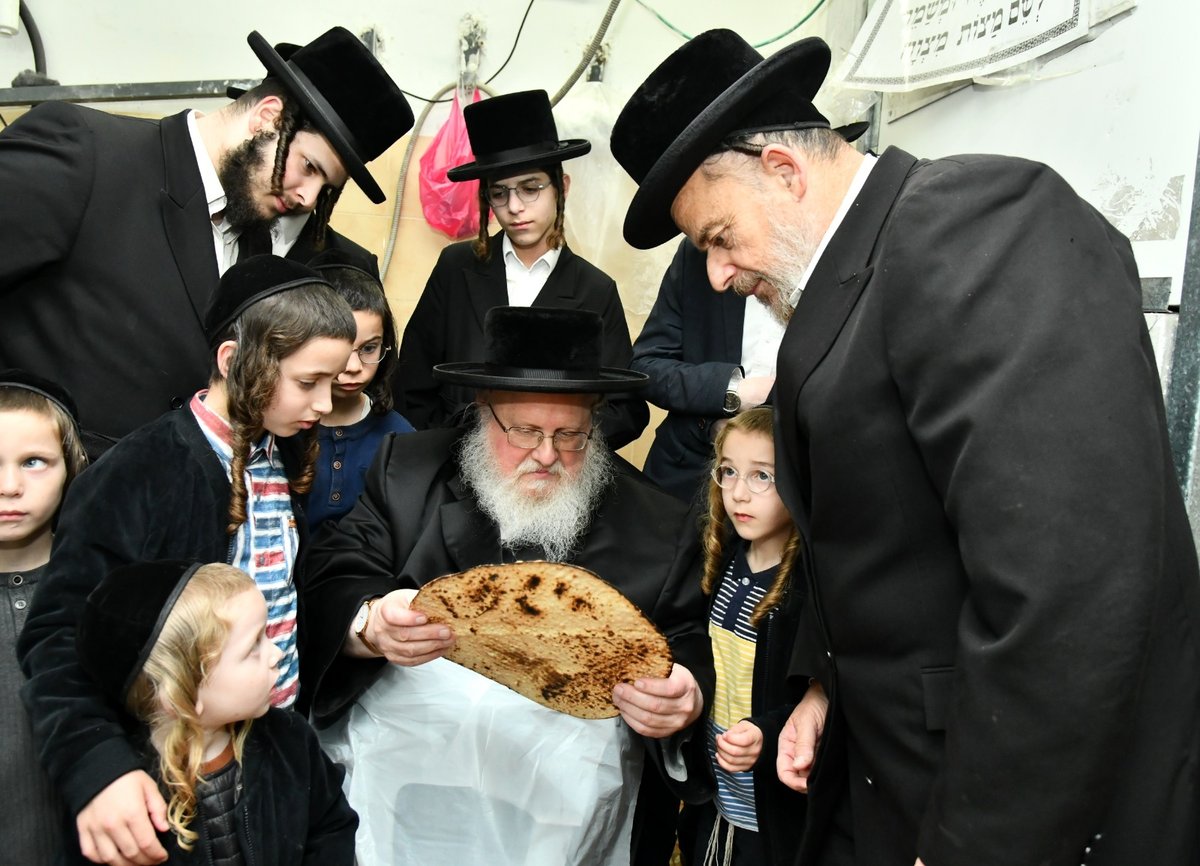 לכבוד פסח: האדמו"ר מסאסוב באפיית מצות 