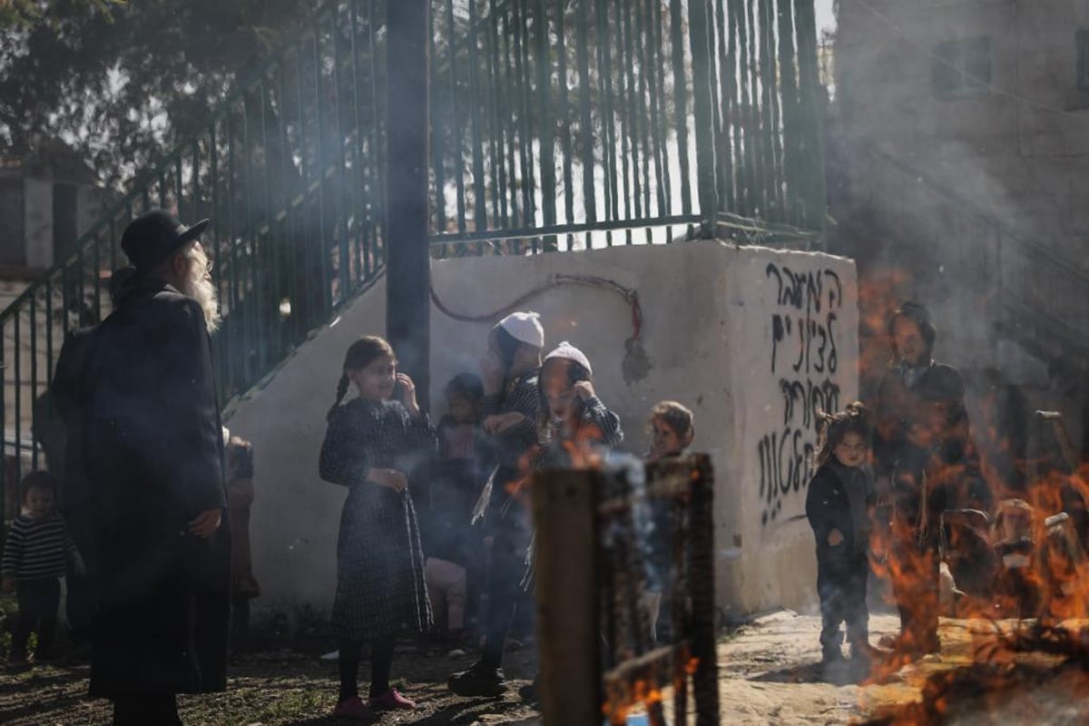 "כעפרא דארעא": שריפת החמץ בשכונת מאה שערים