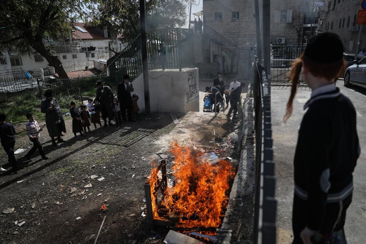 "כעפרא דארעא": שריפת החמץ בשכונת מאה שערים