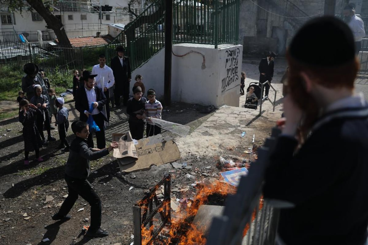 "כעפרא דארעא": שריפת החמץ בשכונת מאה שערים