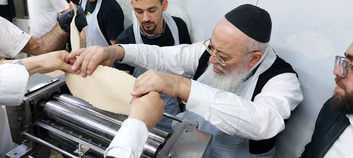 לאחר חצות: הראשל"צ הגר"ש עמאר באפיית מצות • תיעוד