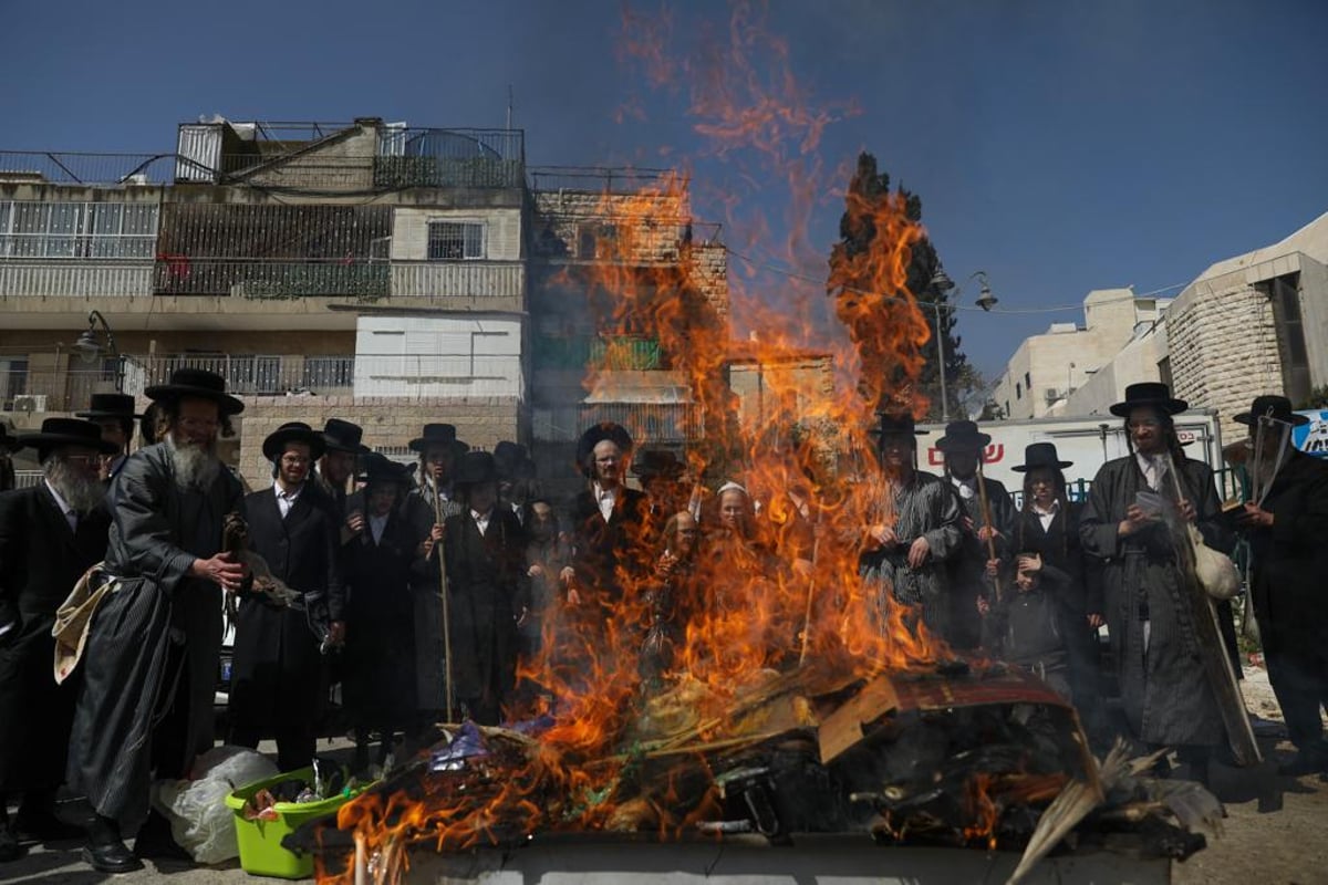 "כעפרא דארעא": שריפת החמץ בשכונת מאה שערים