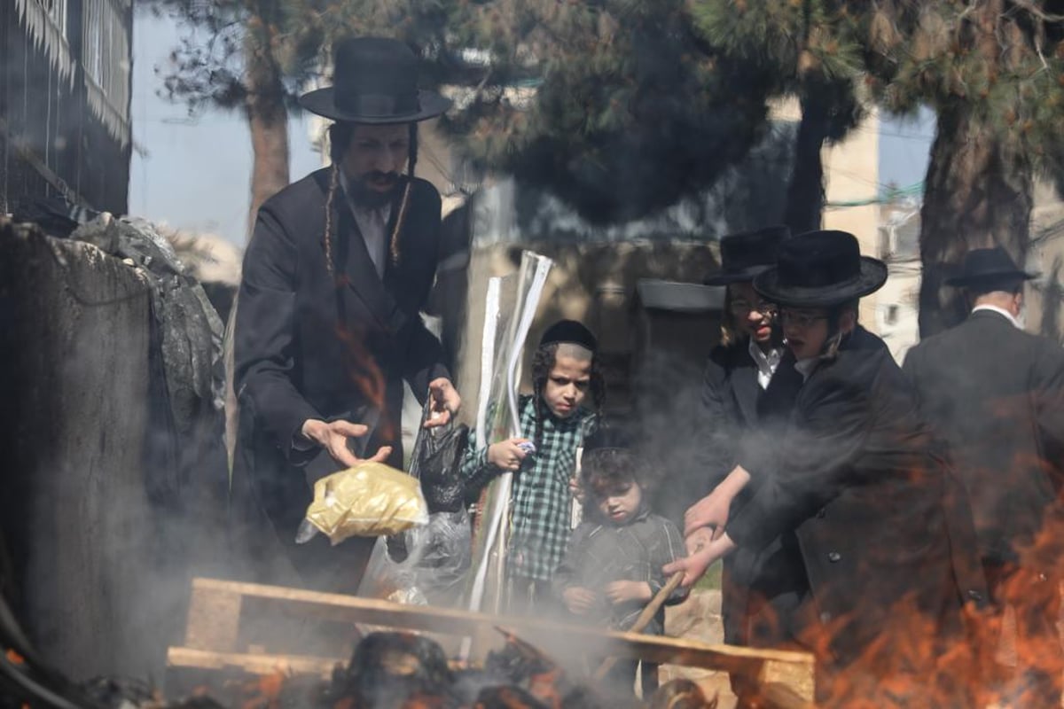 "כעפרא דארעא": שריפת החמץ בשכונת מאה שערים