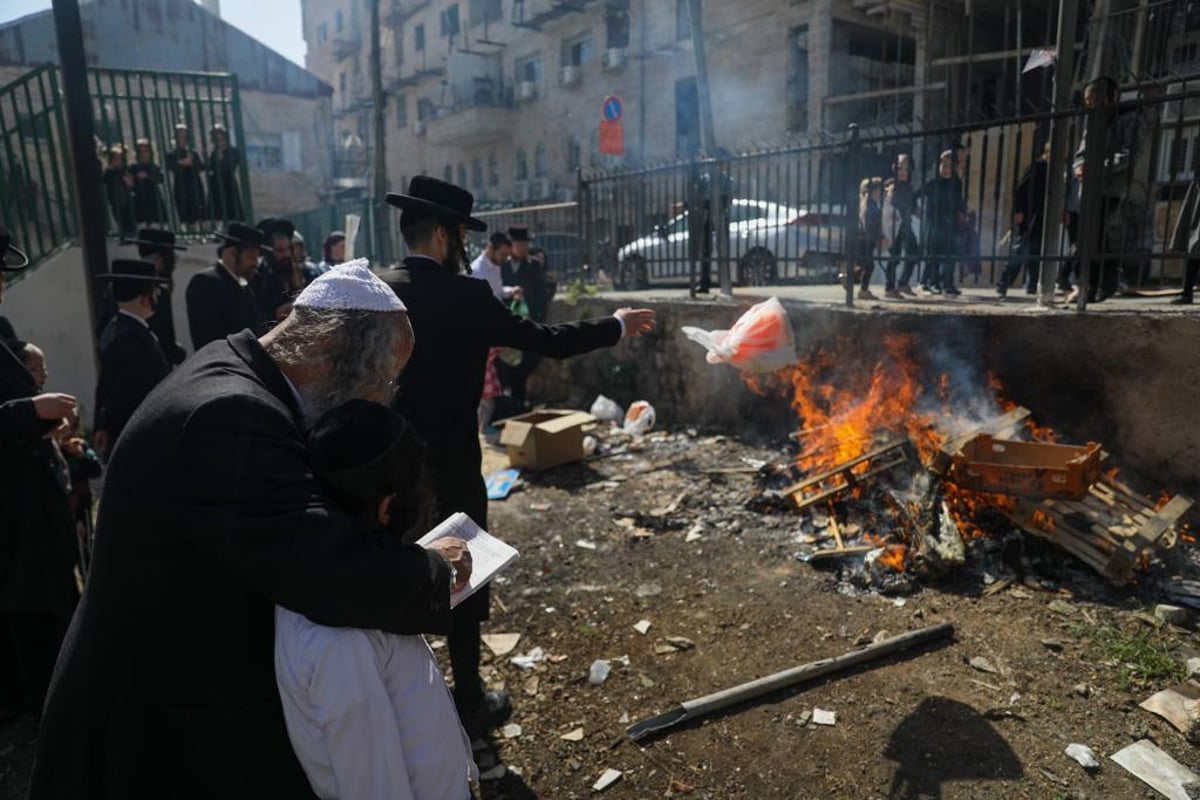 "כעפרא דארעא": שריפת החמץ בשכונת מאה שערים