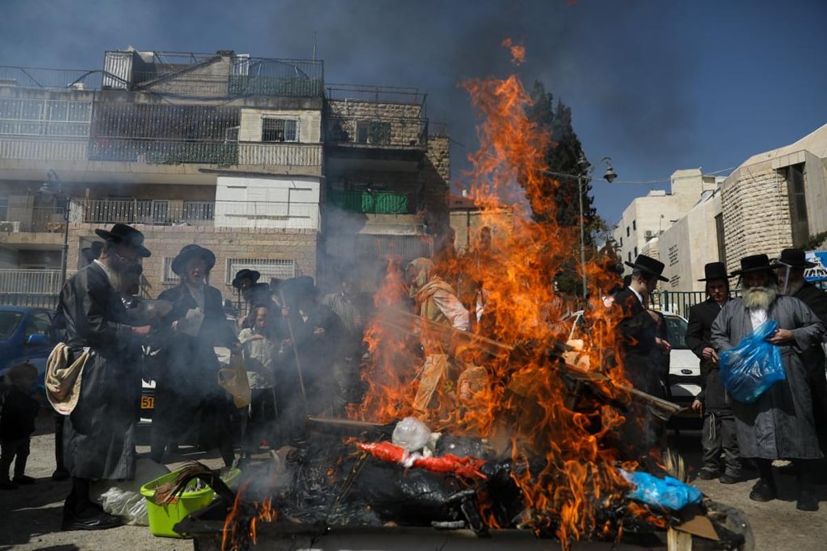 "כעפרא דארעא": שריפת החמץ בשכונת מאה שערים