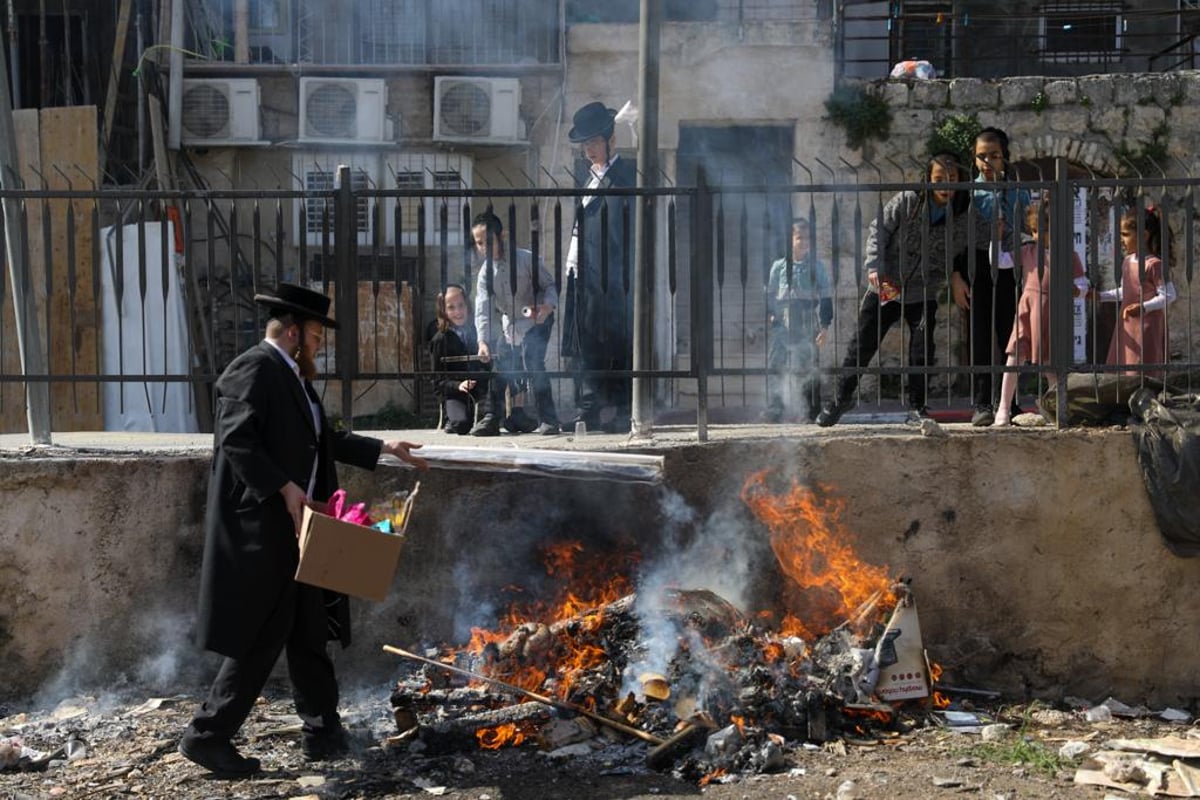 "כעפרא דארעא": שריפת החמץ בשכונת מאה שערים