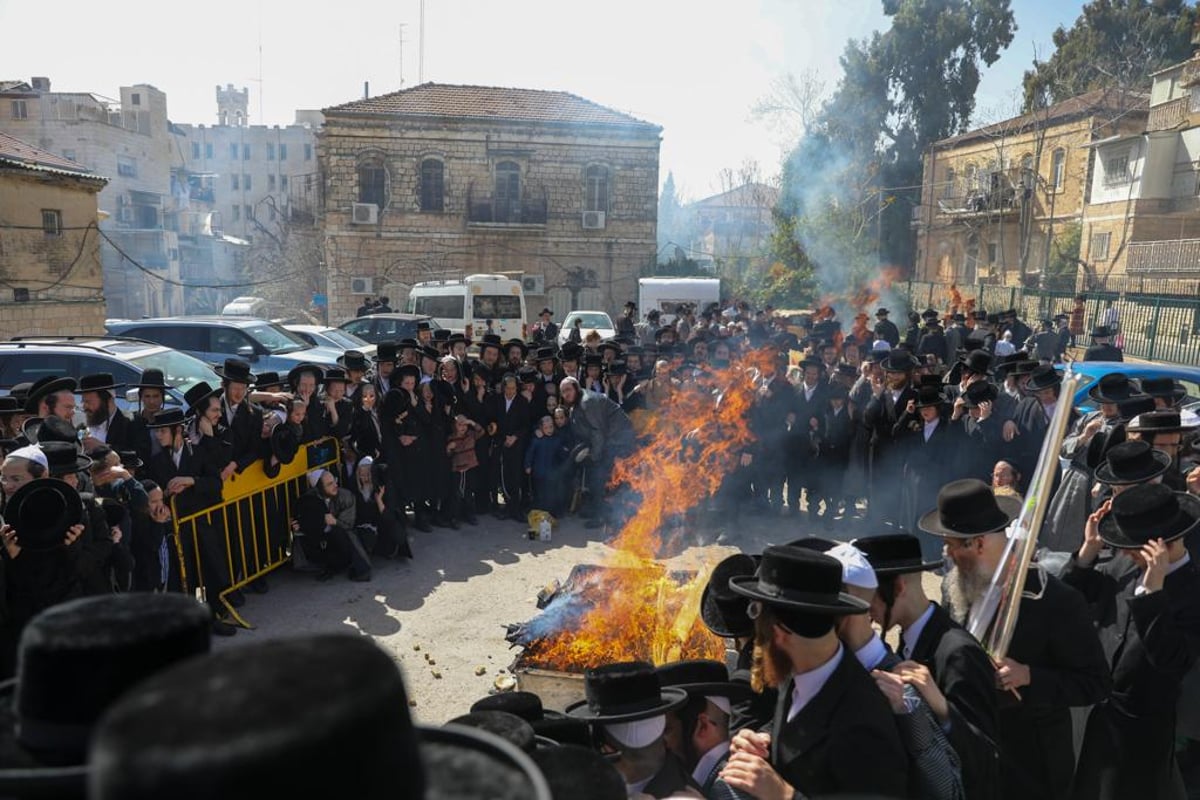 "כעפרא דארעא": שריפת החמץ בשכונת מאה שערים