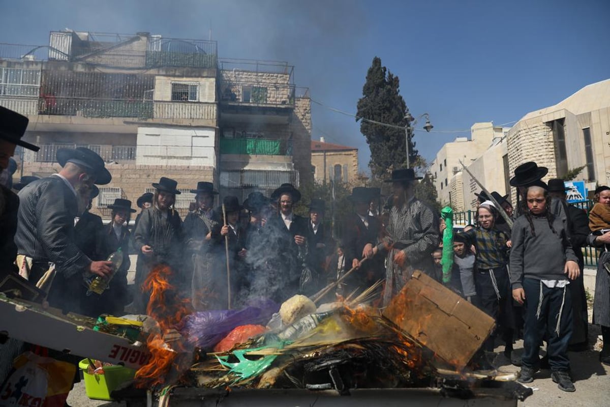 "כעפרא דארעא": שריפת החמץ בשכונת מאה שערים