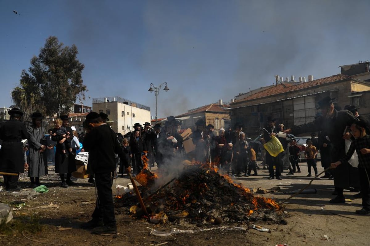 "כעפרא דארעא": שריפת החמץ בשכונת מאה שערים