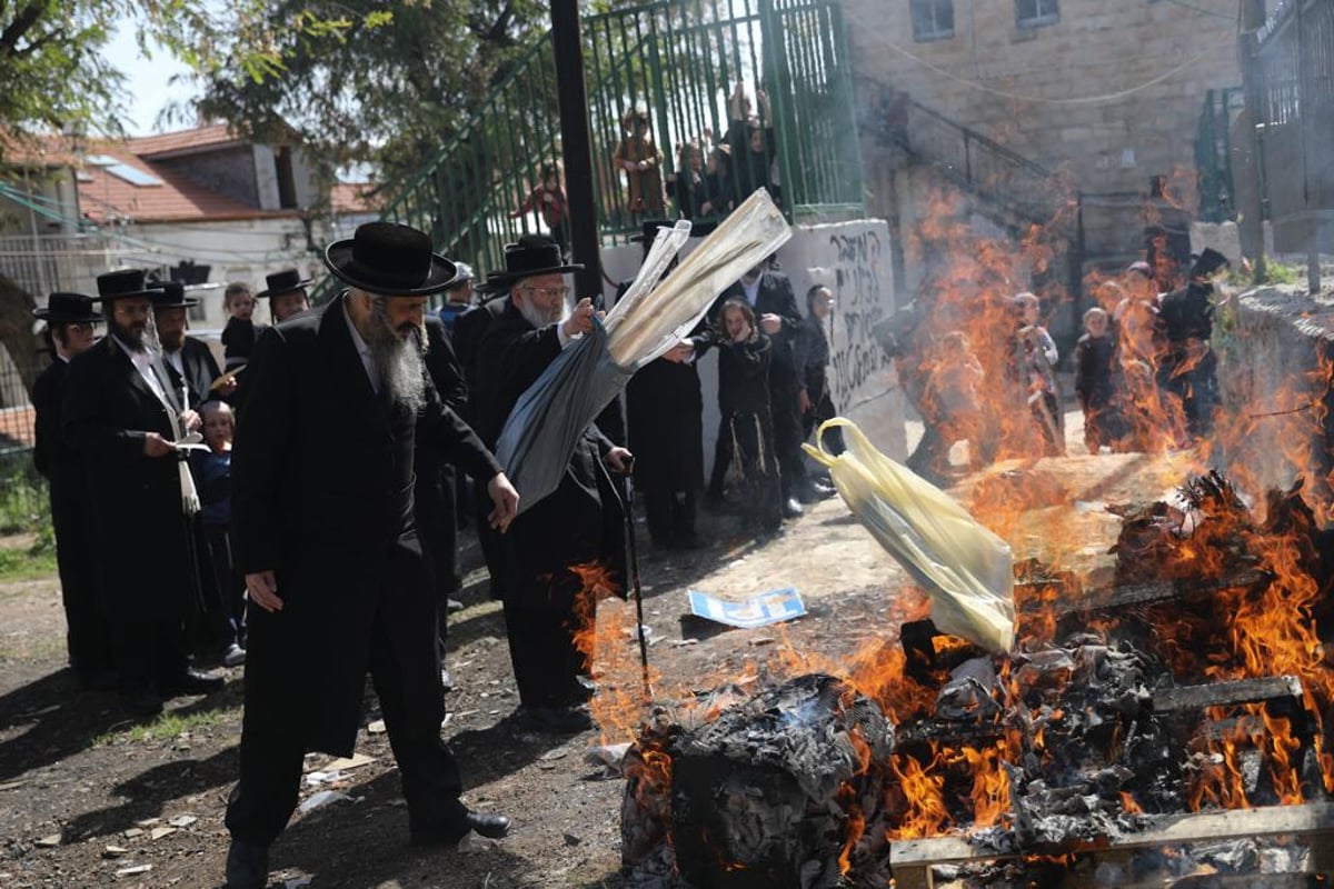 "כעפרא דארעא": שריפת החמץ בשכונת מאה שערים