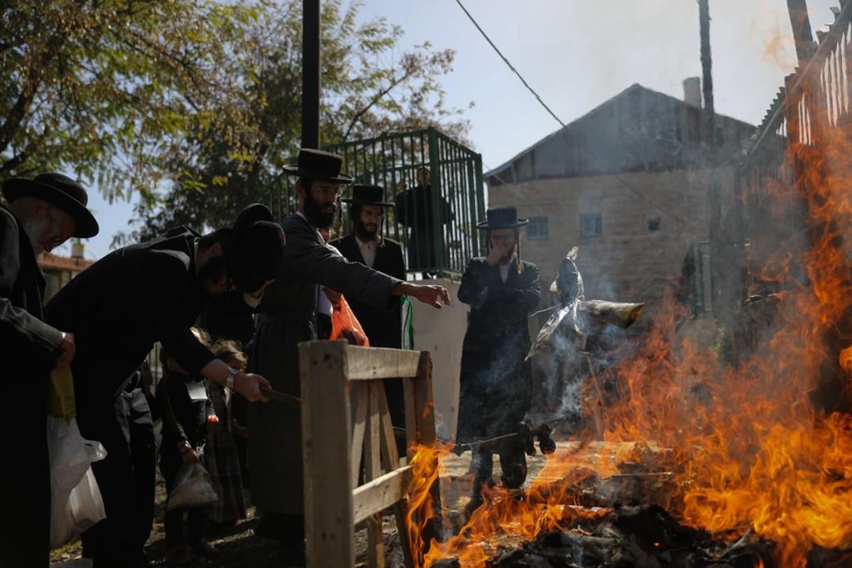 "כעפרא דארעא": שריפת החמץ בשכונת מאה שערים