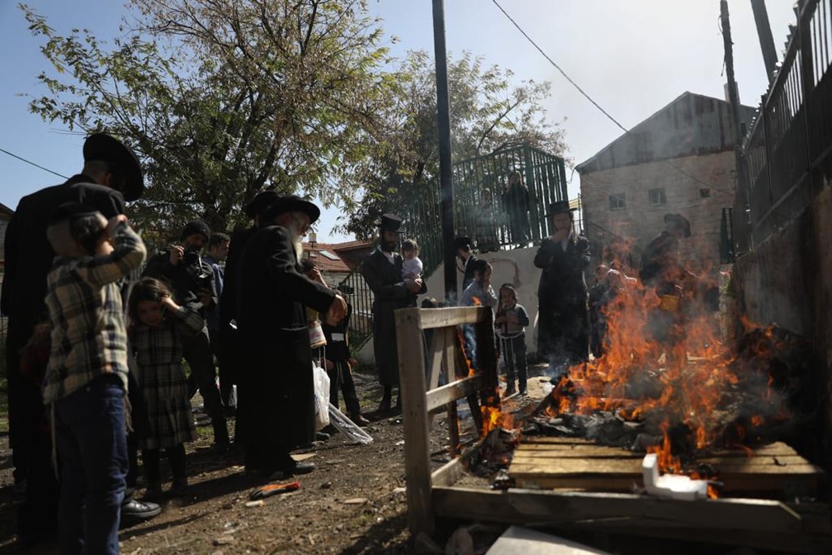 "כעפרא דארעא": שריפת החמץ בשכונת מאה שערים