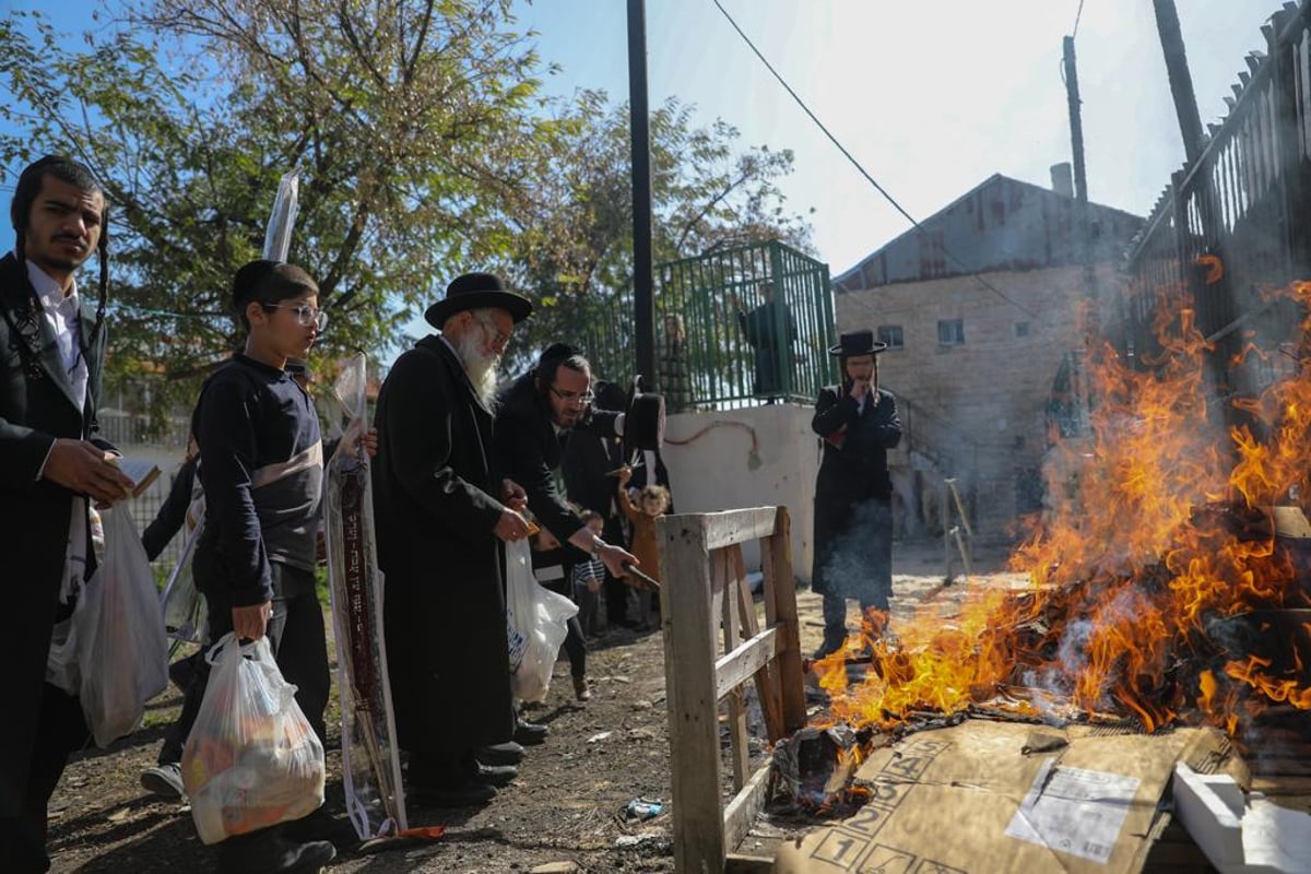 "כעפרא דארעא": שריפת החמץ בשכונת מאה שערים