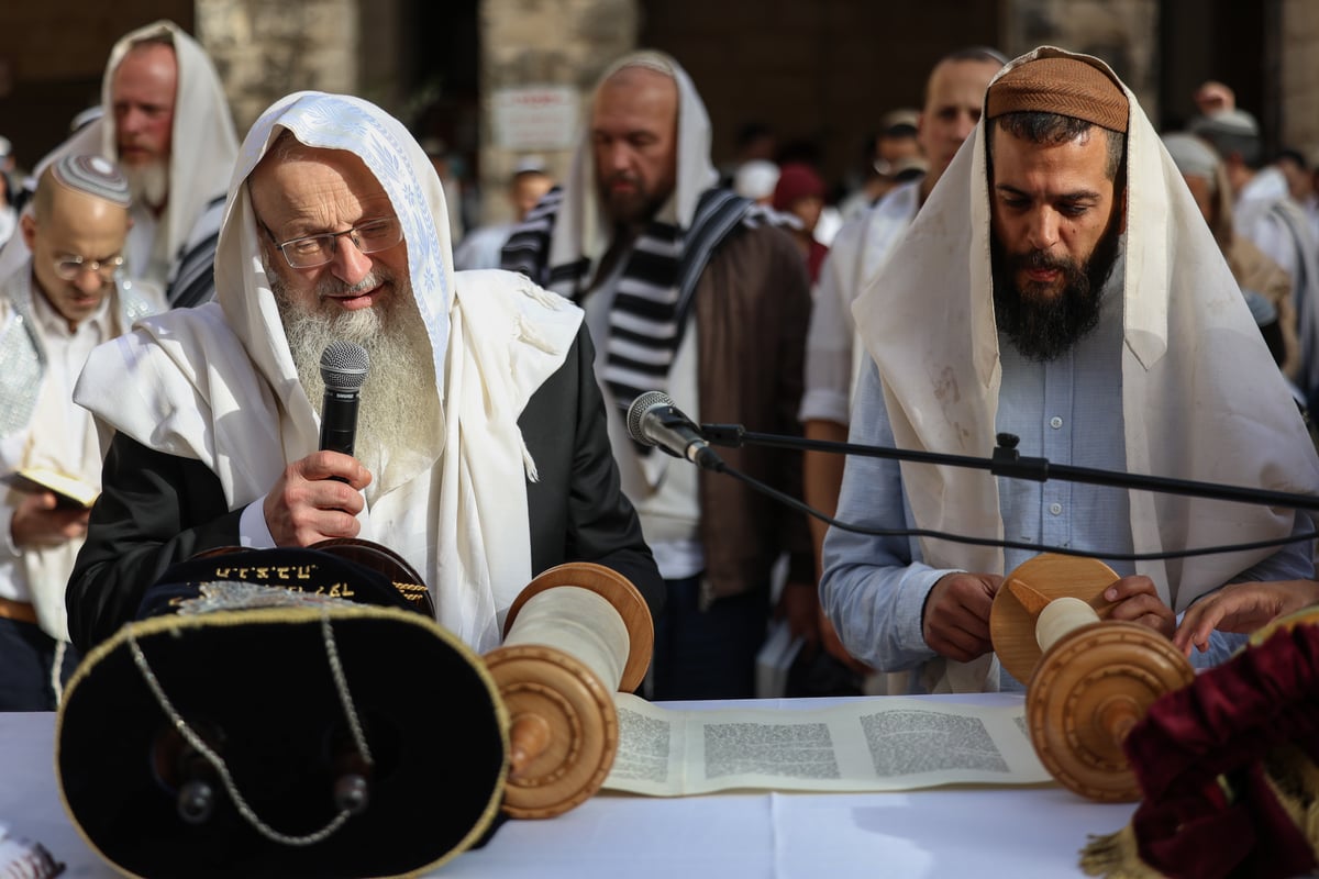 המונים בתפילת הלל חגיגית בעיר העתיקה בצפת | גלריה מיוחדת