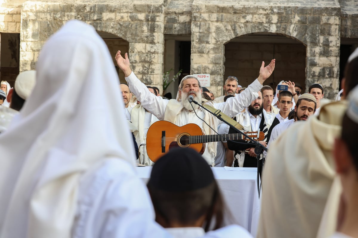 המונים בתפילת הלל חגיגית בעיר העתיקה בצפת | גלריה מיוחדת