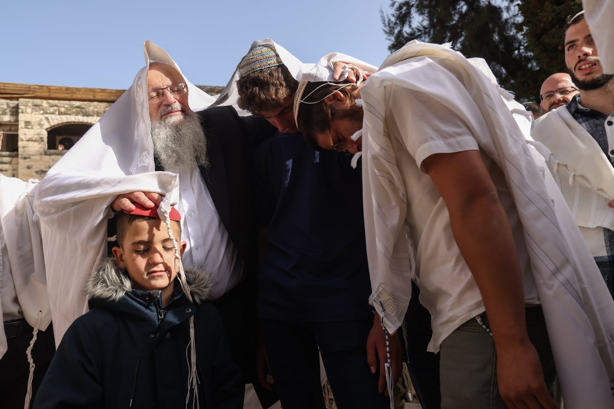 המונים בתפילת הלל חגיגית בעיר העתיקה בצפת | גלריה מיוחדת