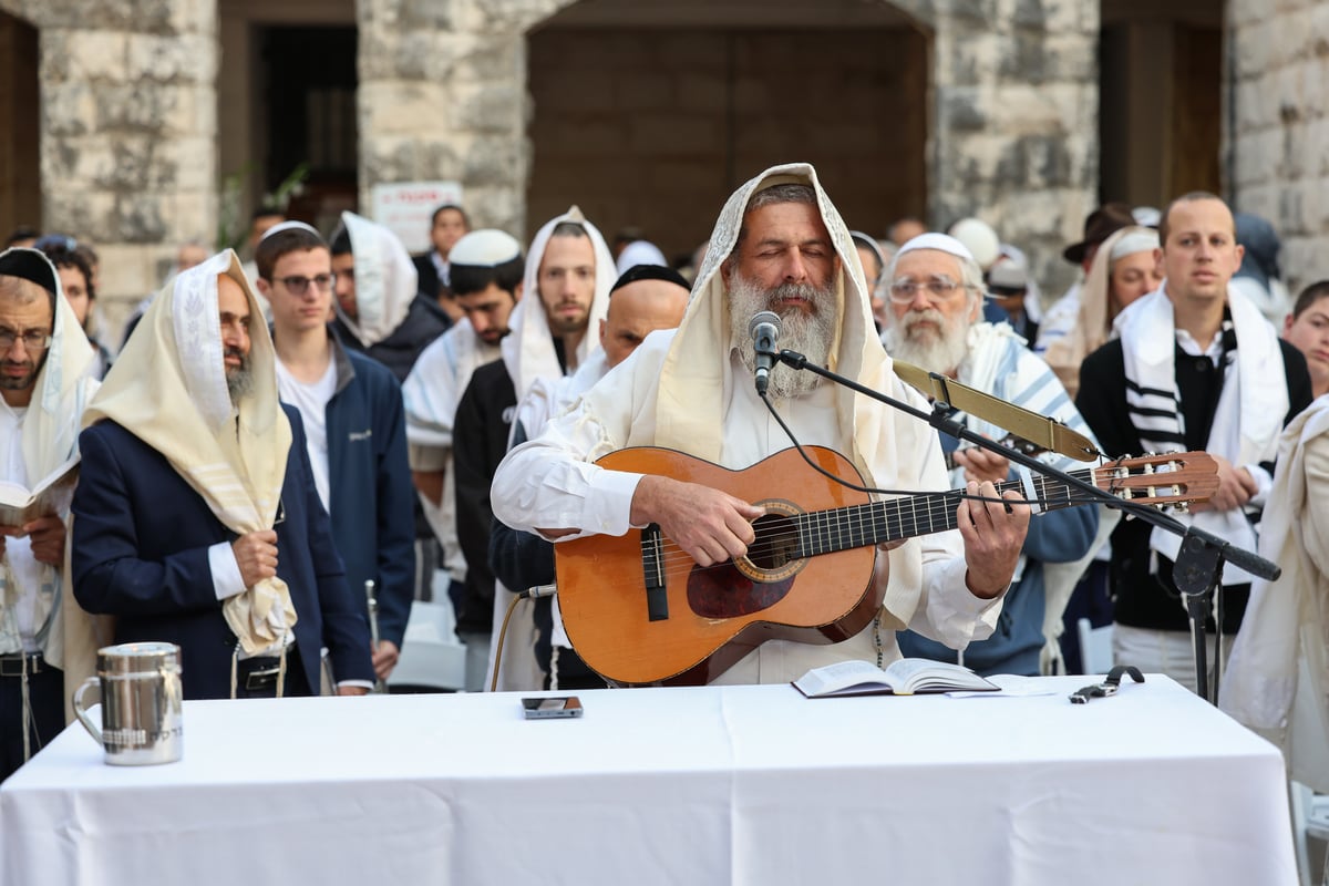 המונים בתפילת הלל חגיגית בעיר העתיקה בצפת | גלריה מיוחדת