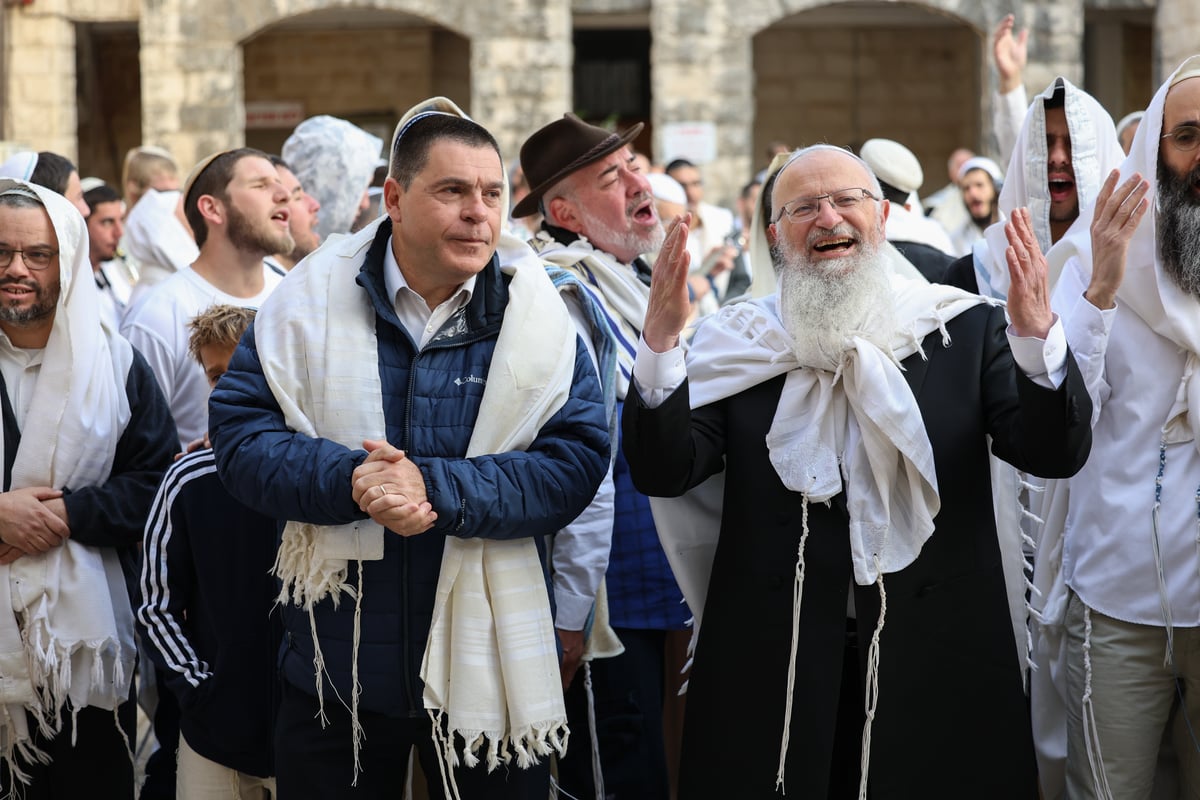 המונים בתפילת הלל חגיגית בעיר העתיקה בצפת | גלריה מיוחדת