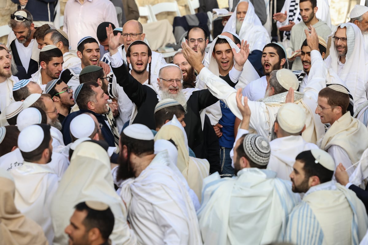 המונים בתפילת הלל חגיגית בעיר העתיקה בצפת | גלריה מיוחדת