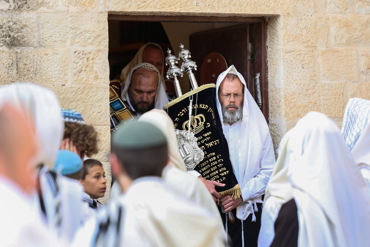 המונים בתפילת הלל חגיגית בעיר העתיקה בצפת | גלריה מיוחדת