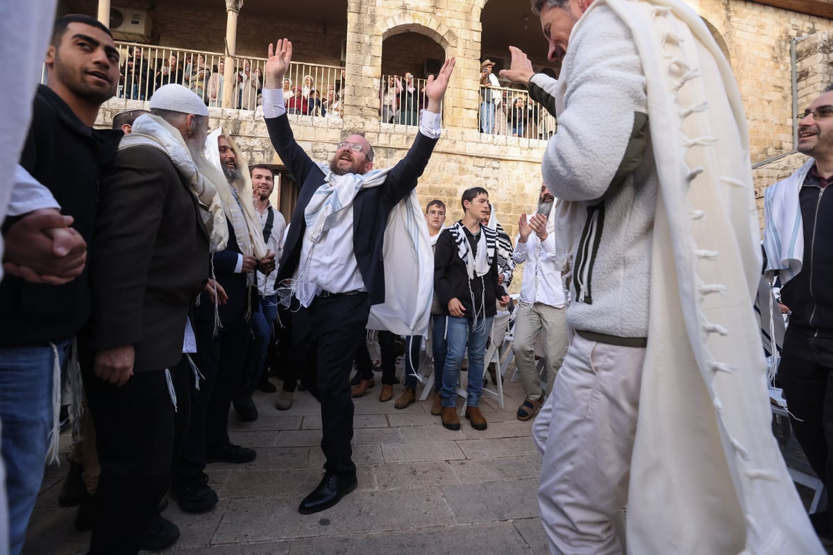 המונים בתפילת הלל חגיגית בעיר העתיקה בצפת | גלריה מיוחדת