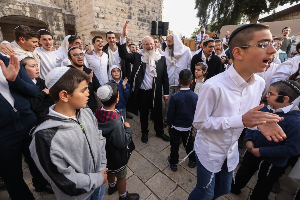 המונים בתפילת הלל חגיגית בעיר העתיקה בצפת | גלריה מיוחדת