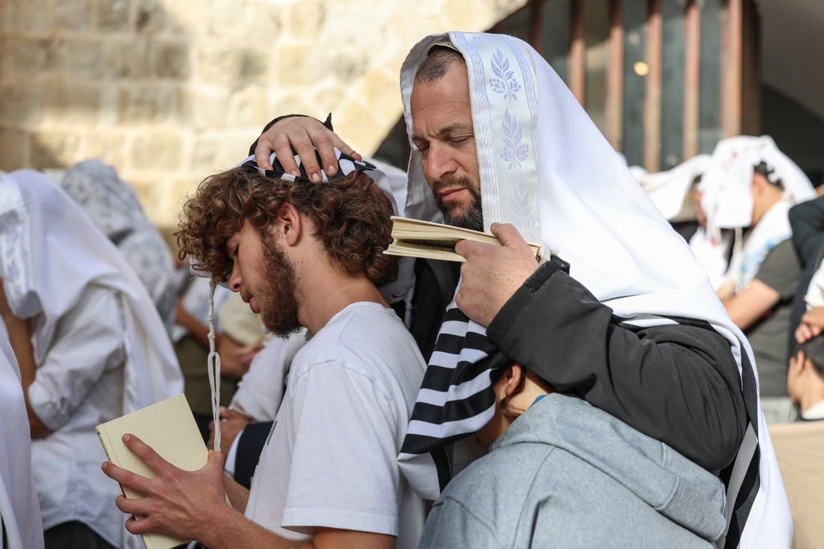 המונים בתפילת הלל חגיגית בעיר העתיקה בצפת | גלריה מיוחדת