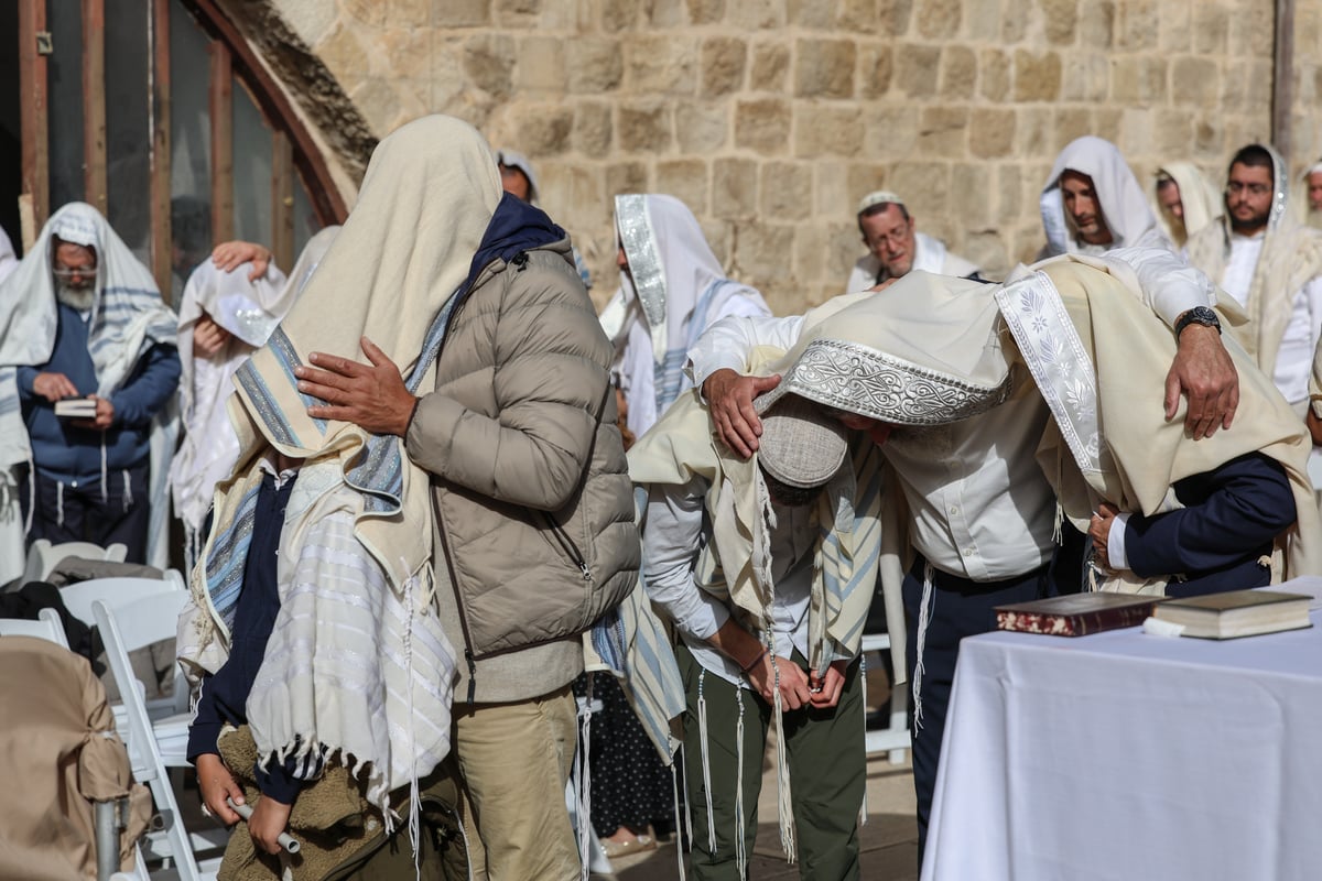 המונים בתפילת הלל חגיגית בעיר העתיקה בצפת | גלריה מיוחדת