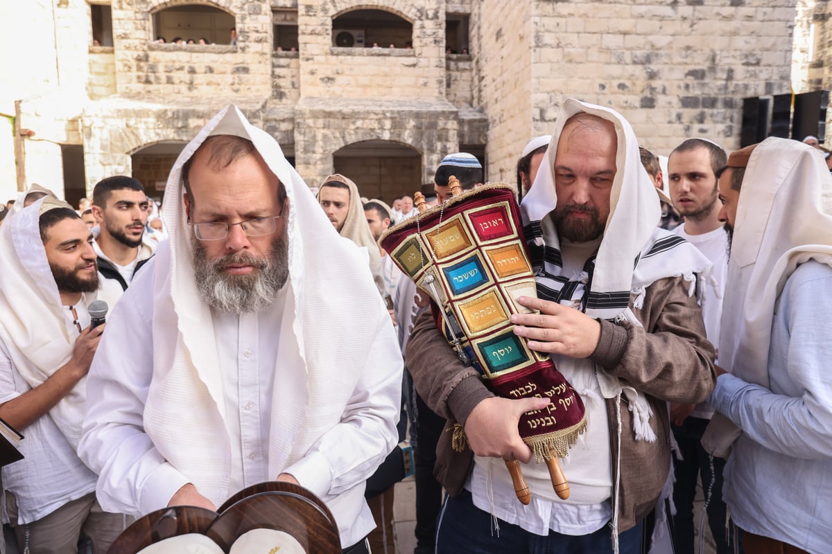 המונים בתפילת הלל חגיגית בעיר העתיקה בצפת | גלריה מיוחדת